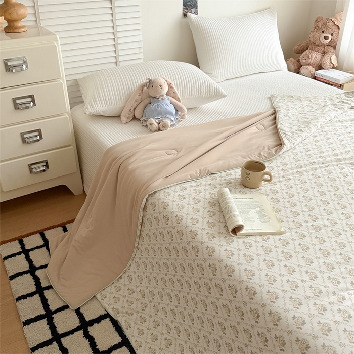 91家纺网 家纺一手货源 找家纺 吾欢心 2026新款仿锦安高克重凉感丝（含氨纶）夏凉被冰激凌空调被凉感小冰皮夏被 茉莉花开