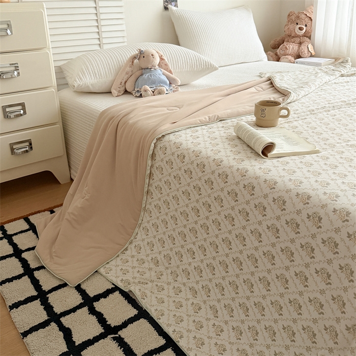 91家纺网 家纺一手货源 找家纺 吾欢心 2026新款仿锦安高克重凉感丝（含氨纶）夏凉被冰激凌空调被凉感小冰皮夏被 茉莉花开