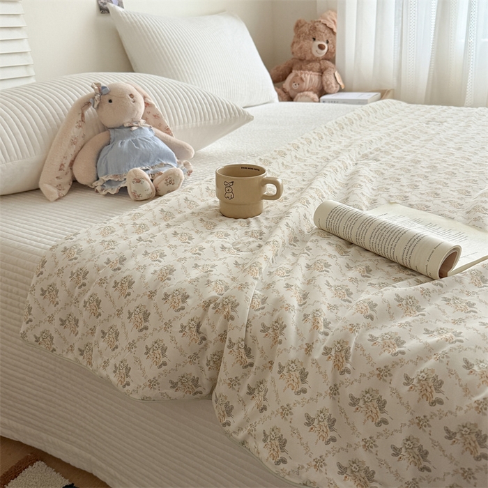 91家纺网 家纺一手货源 找家纺 吾欢心 2026新款仿锦安高克重凉感丝（含氨纶）夏凉被冰激凌空调被凉感小冰皮夏被 茉莉花开