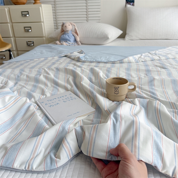 91家纺网 家纺一手货源 找家纺 吾欢心 2026新款仿锦安高克重凉感丝（含氨纶）夏凉被冰激凌空调被凉感小冰皮夏被 时尚条纹
