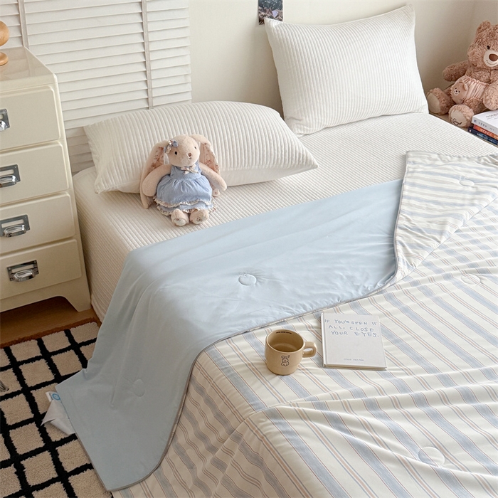 91家纺网 家纺一手货源 找家纺 吾欢心 2026新款仿锦安高克重凉感丝（含氨纶）夏凉被冰激凌空调被凉感小冰皮夏被 时尚条纹