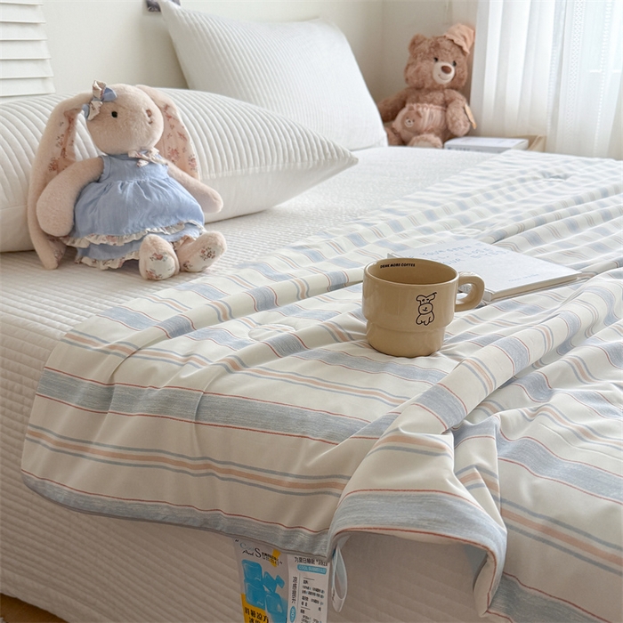 91家纺网 家纺一手货源 找家纺 吾欢心 2026新款仿锦安高克重凉感丝（含氨纶）夏凉被冰激凌空调被凉感小冰皮夏被 时尚条纹