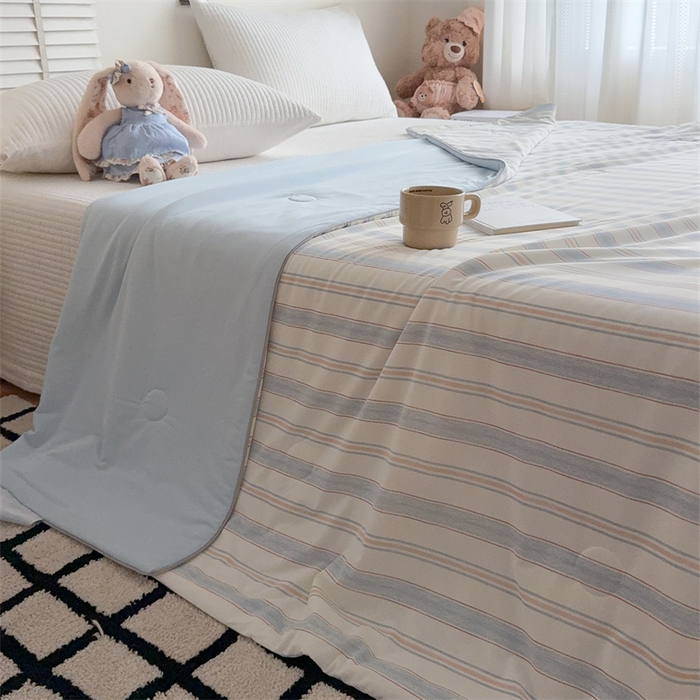 91家纺网 家纺一手货源 找家纺 吾欢心 2026新款仿锦安高克重凉感丝（含氨纶）夏凉被冰激凌空调被凉感小冰皮夏被 时尚条纹