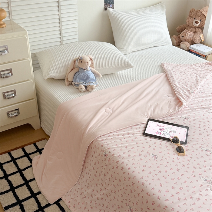 91家纺网 家纺一手货源 找家纺 吾欢心 2026新款仿锦安高克重凉感丝（含氨纶）夏凉被冰激凌空调被凉感小冰皮夏被 甜心小猫