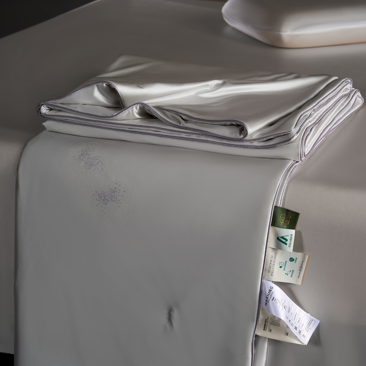 91家纺网 家纺一手货源 找家纺 桂雅居 2026新款珍妮莎纤凉野蚕丝被夏被空调被夏凉被 月光灰（最低控价：298起(券后价) 充值会员价-10）