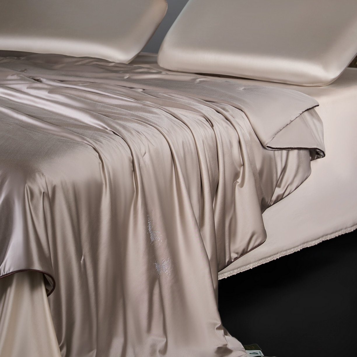 91家纺网 家纺一手货源 找家纺 桂雅居 2026新款珍妮莎纤凉野蚕丝被夏被空调被夏凉被 苍艾咖（最低控价：298起(券后价) 充值会员价-10）