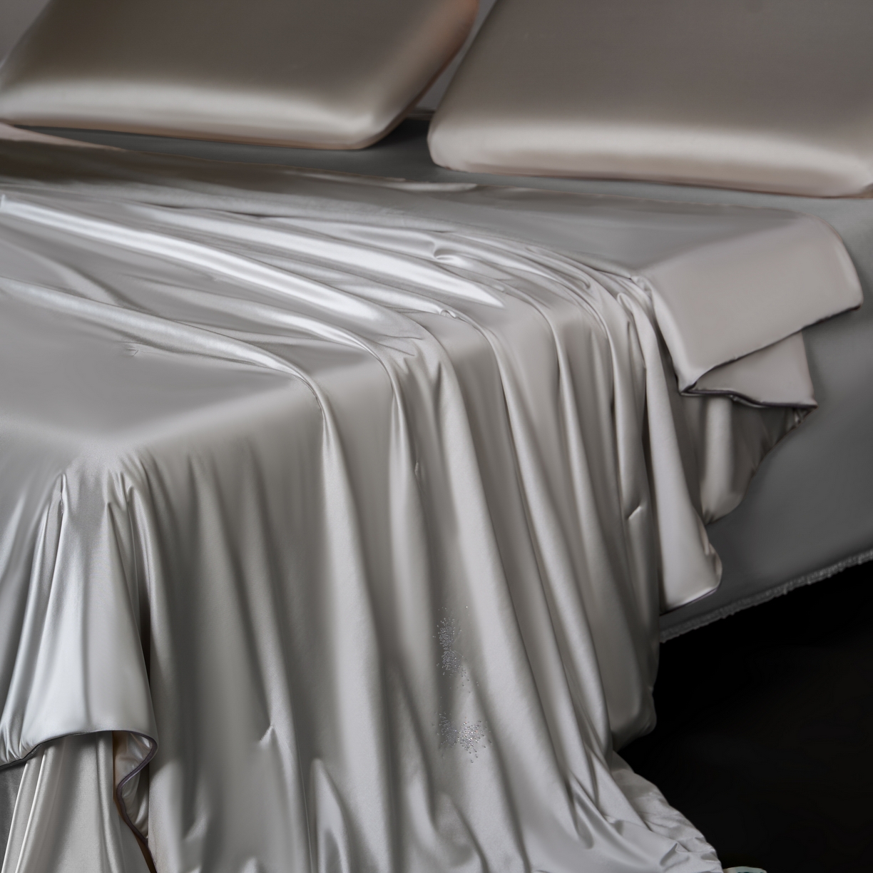 91家纺网 家纺一手货源 找家纺 桂雅居 2026新款珍妮莎纤凉野蚕丝被夏被空调被夏凉被 月光灰（最低控价：298起(券后价) 充值会员价-10）