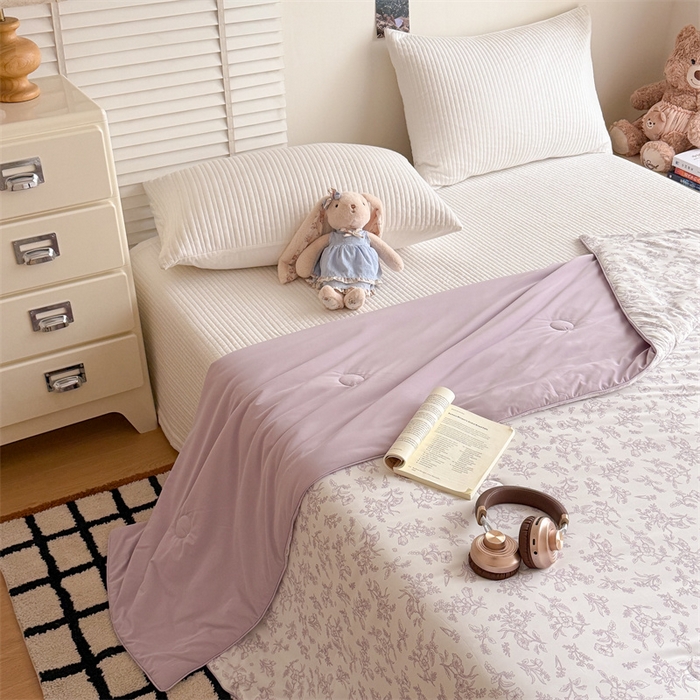 91家纺网 家纺一手货源 找家纺 吾欢心 2026新款仿锦安高克重凉感丝（含氨纶）夏凉被冰激凌空调被凉感小冰皮夏被 紫雾铃兰