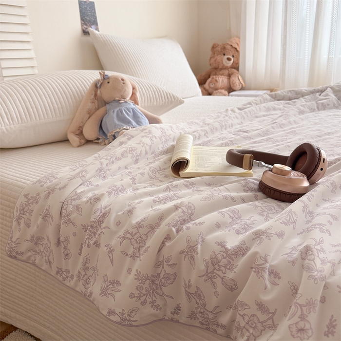 91家纺网 家纺一手货源 找家纺 吾欢心 2026新款仿锦安高克重凉感丝（含氨纶）夏凉被冰激凌空调被凉感小冰皮夏被 紫雾铃兰