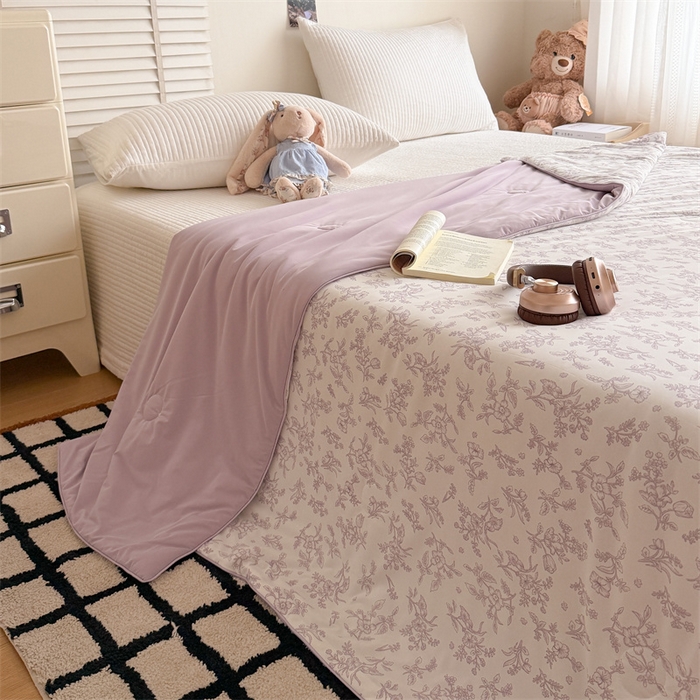 91家纺网 家纺一手货源 找家纺 吾欢心 2026新款仿锦安高克重凉感丝（含氨纶）夏凉被冰激凌空调被凉感小冰皮夏被 紫雾铃兰