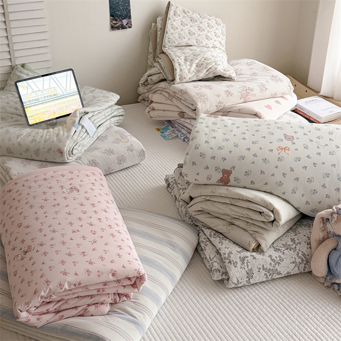 91家纺网 家纺一手货源 找家纺 吾欢心 2026新款仿锦安高克重凉感丝（含氨纶）夏凉被冰激凌空调被凉感小冰皮夏被 组合图仅做展示不可下单