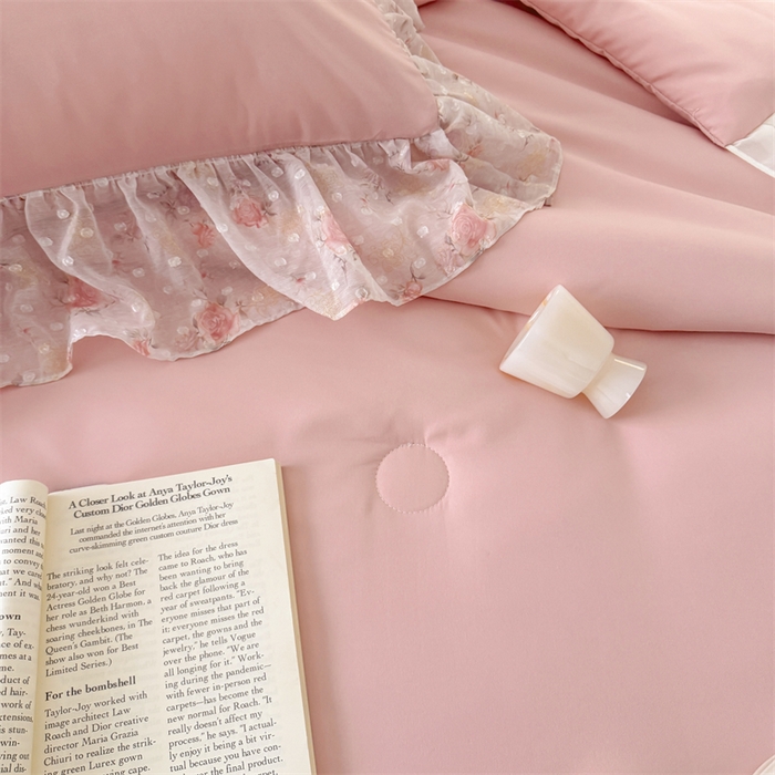 91家纺网 家纺一手货源 找家纺 富盛家纺 2026新款雪纺蕾丝刺绣法式床裙韩版夏凉被空调被夏被四件套 夏被四件套—浪漫主义（豆沙）