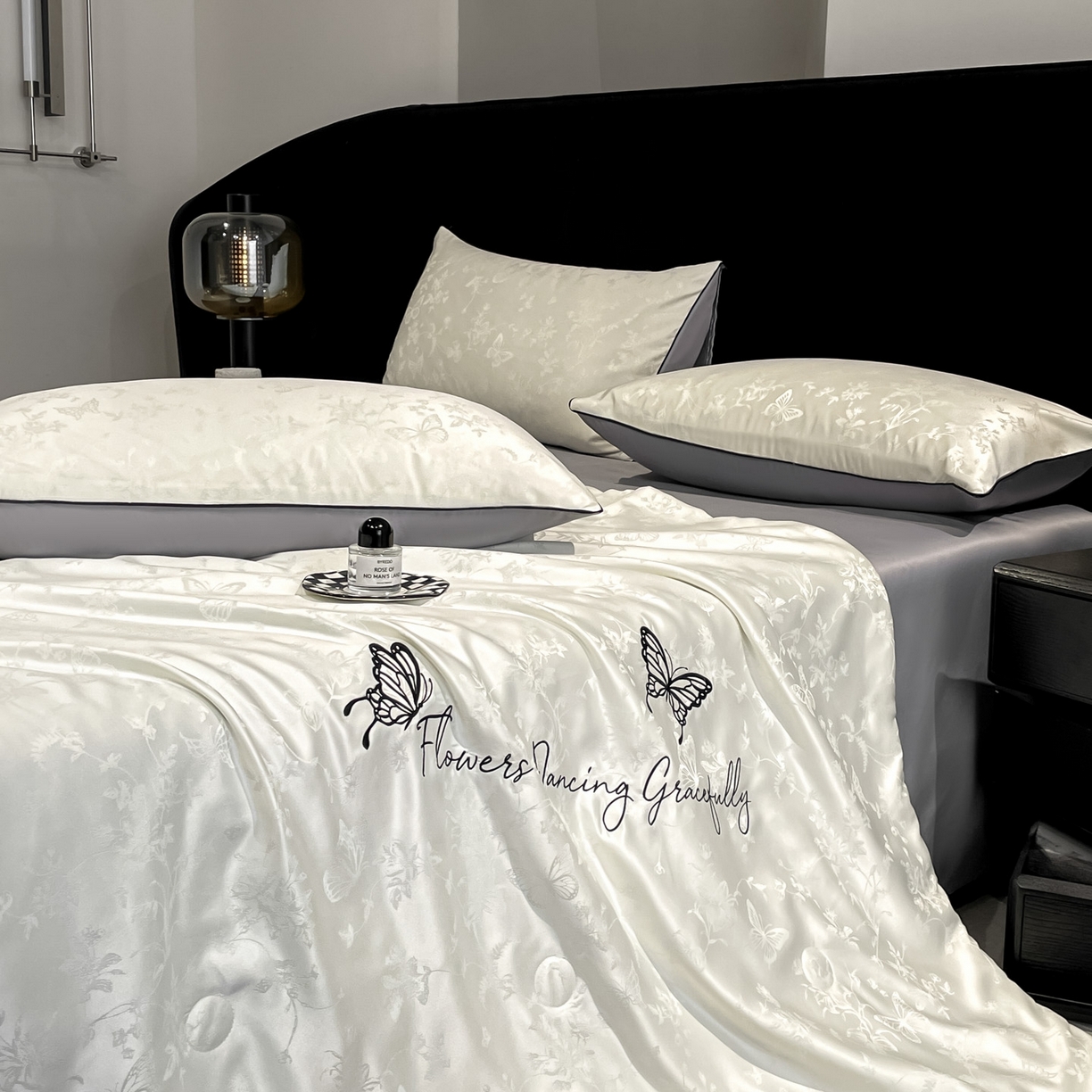 91家纺网 家纺一手货源 找家纺 慕澄家纺 2026新款水洗真丝天丝提花刺绣夏凉被空调被夏被四件套-蝶影 蝶影-白+灰