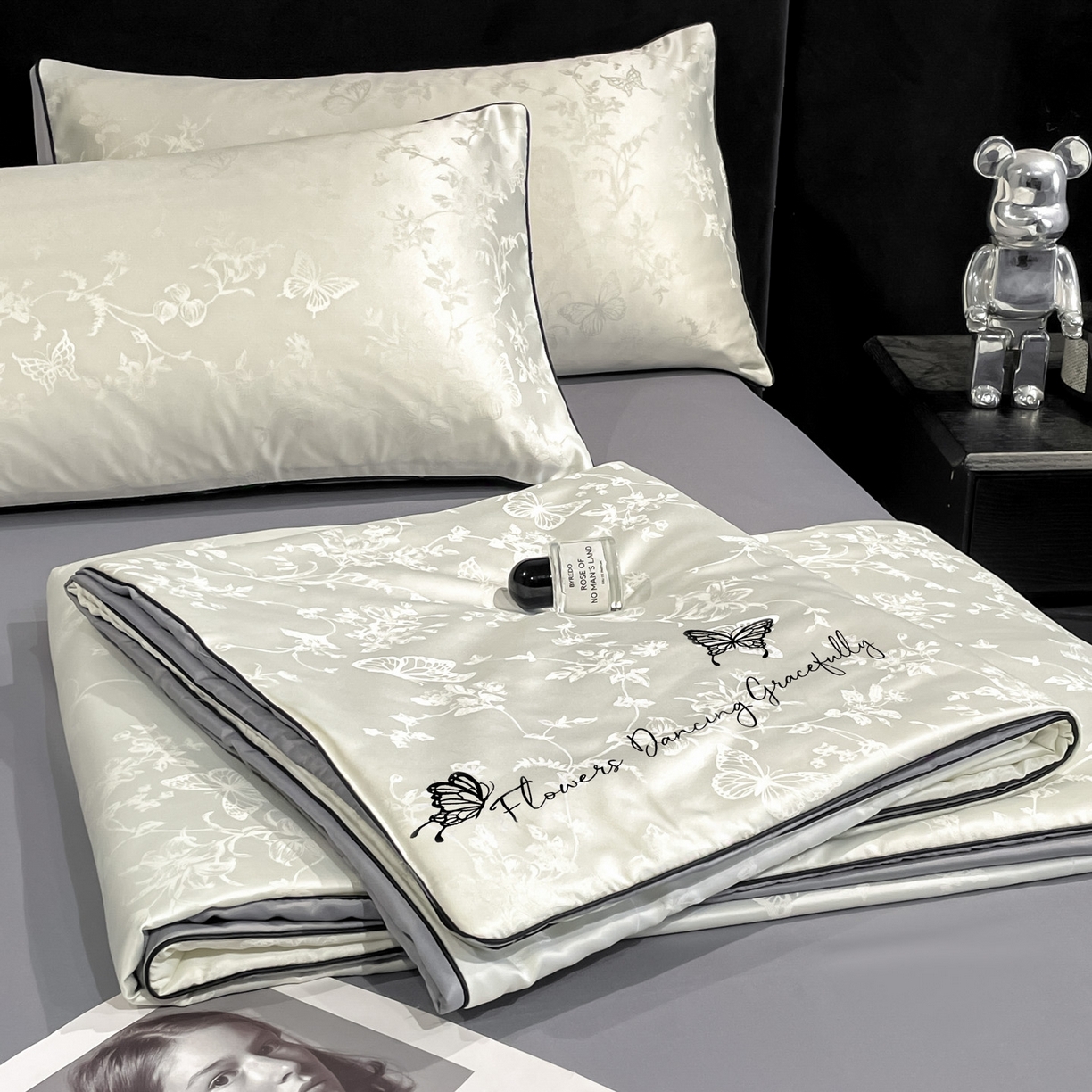 91家纺网 家纺一手货源 找家纺 慕澄家纺 2026新款水洗真丝天丝提花刺绣夏凉被空调被夏被四件套-蝶影 蝶影-白+灰