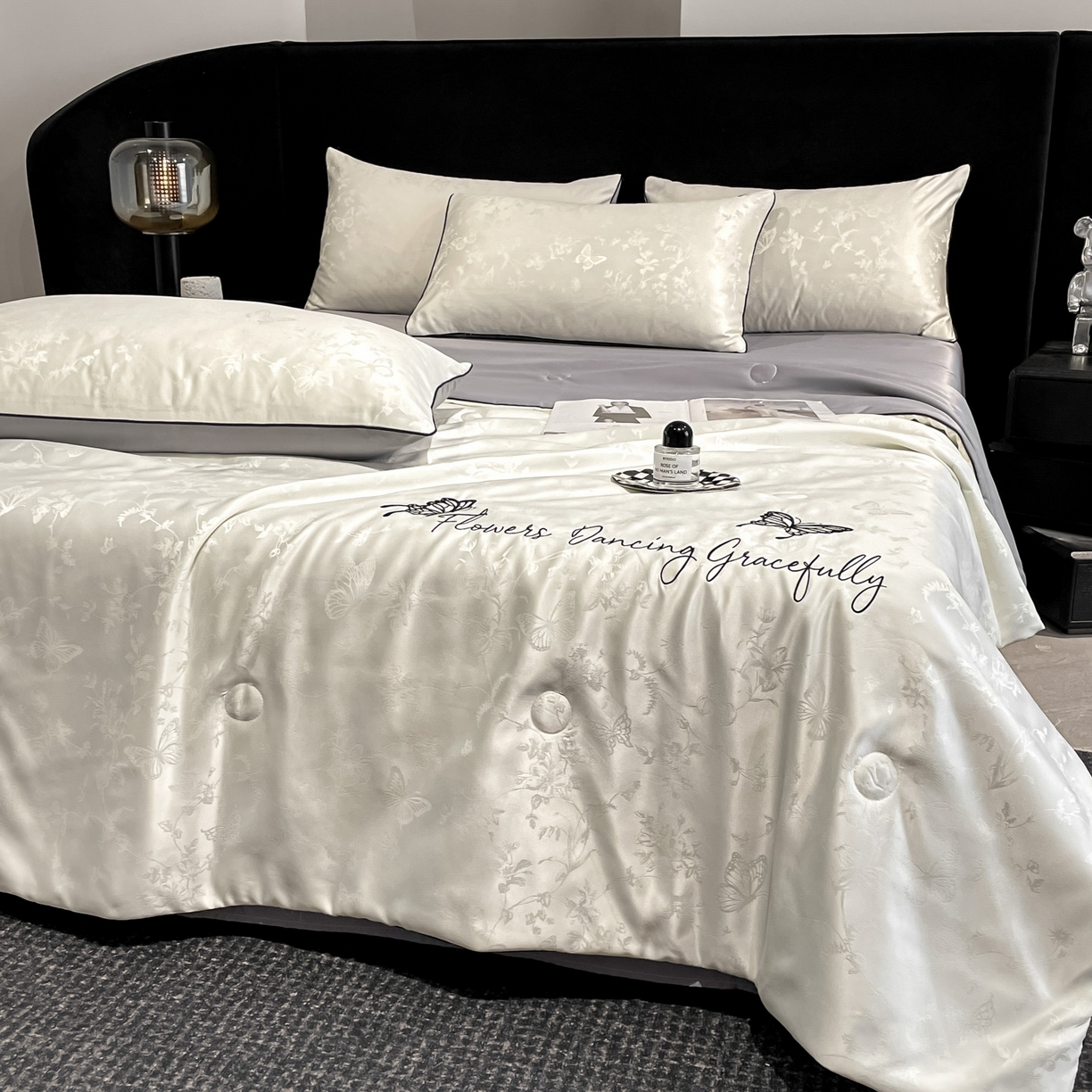 91家纺网 家纺一手货源 找家纺 慕澄家纺 2026新款水洗真丝天丝提花刺绣夏凉被空调被夏被四件套-蝶影 蝶影-白+灰