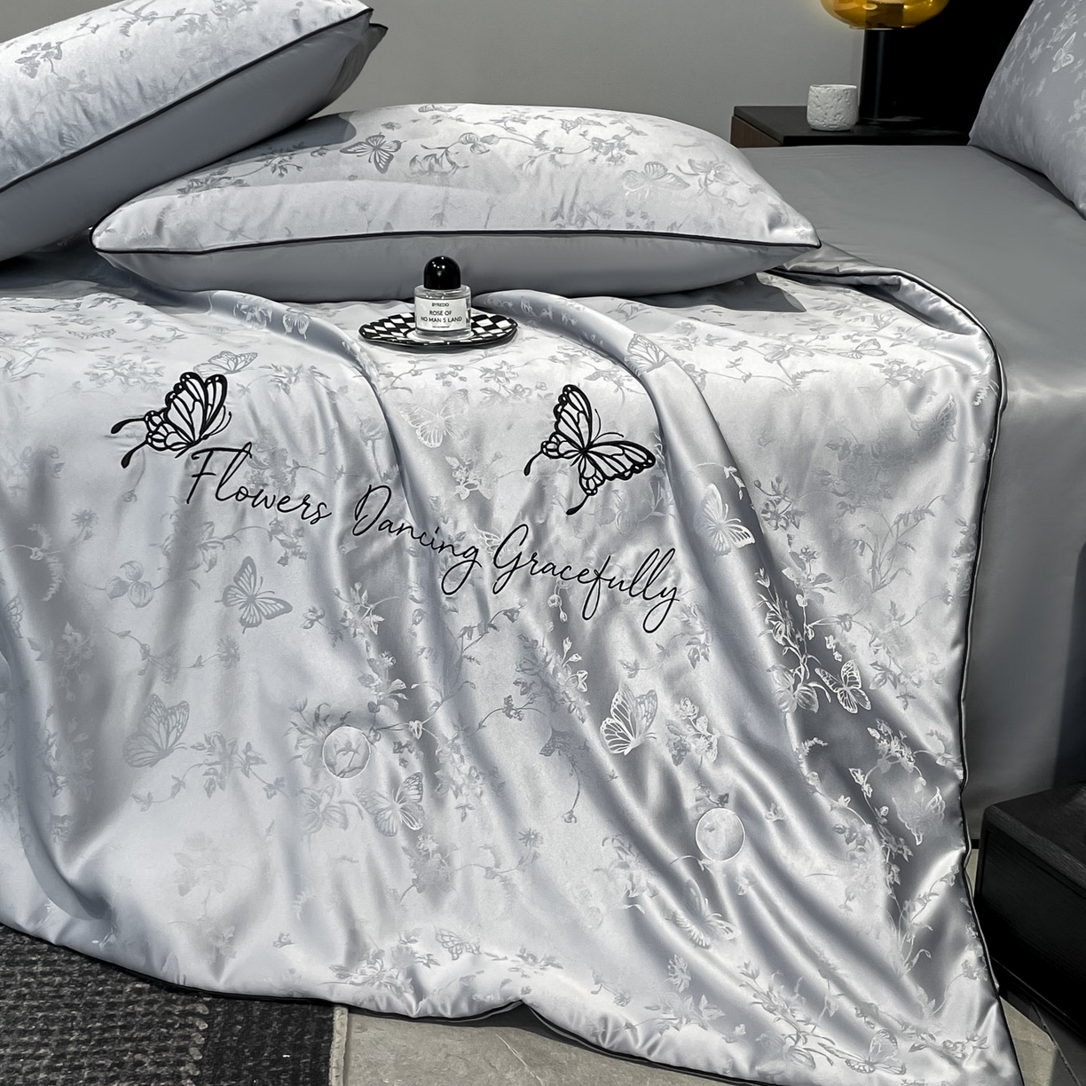 91家纺网 家纺一手货源 找家纺 慕澄家纺 2026新款水洗真丝天丝提花刺绣夏凉被空调被夏被四件套-蝶影 蝶影-烟青灰