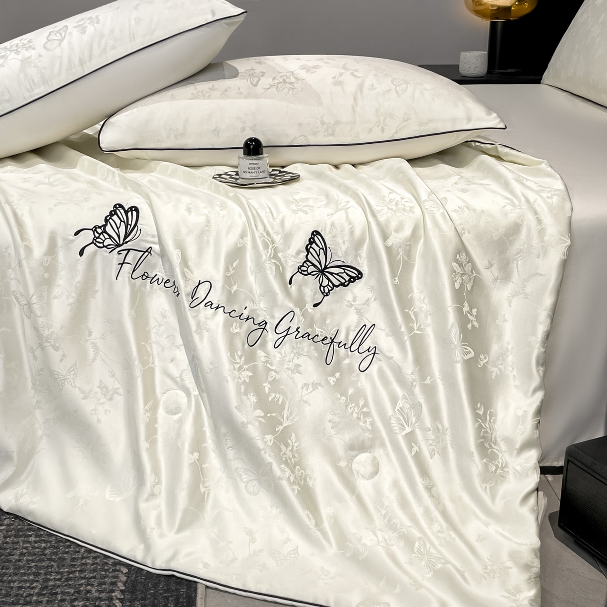 91家纺网 家纺一手货源 找家纺 慕澄家纺 2026新款水洗真丝天丝提花刺绣夏凉被空调被夏被四件套-蝶影 蝶影-霜白