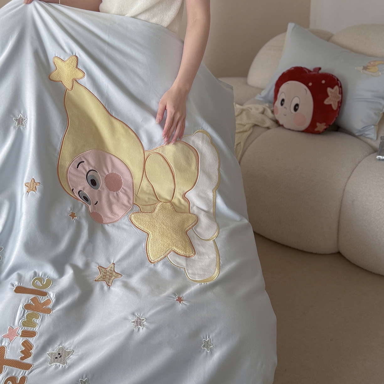 91家纺网 家纺一手货源 找家纺 优悦生活馆 2026新款全棉贴布绣四件套-萌萌星人 萌萌星人-蓝