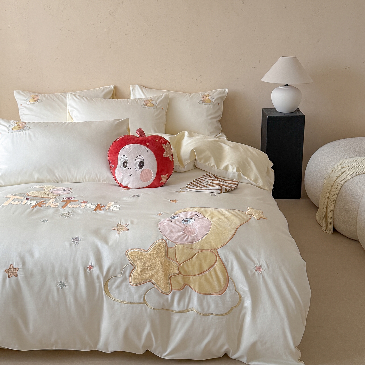 91家纺网 家纺一手货源 找家纺 优悦生活馆 2026新款全棉贴布绣四件套-萌萌星人 萌萌星人-白