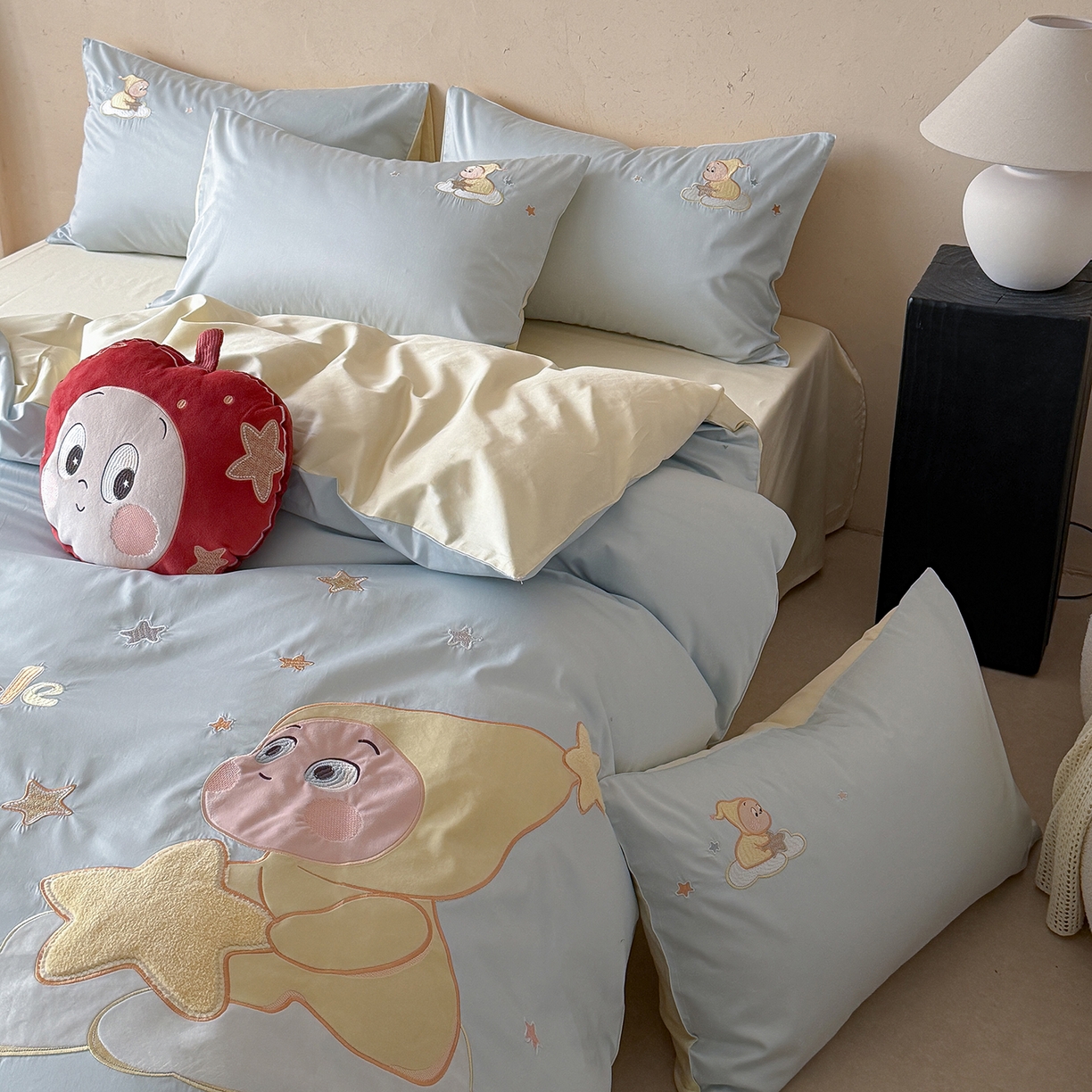 91家纺网 家纺一手货源 找家纺 优悦生活馆 2026新款全棉贴布绣四件套-萌萌星人 萌萌星人-蓝