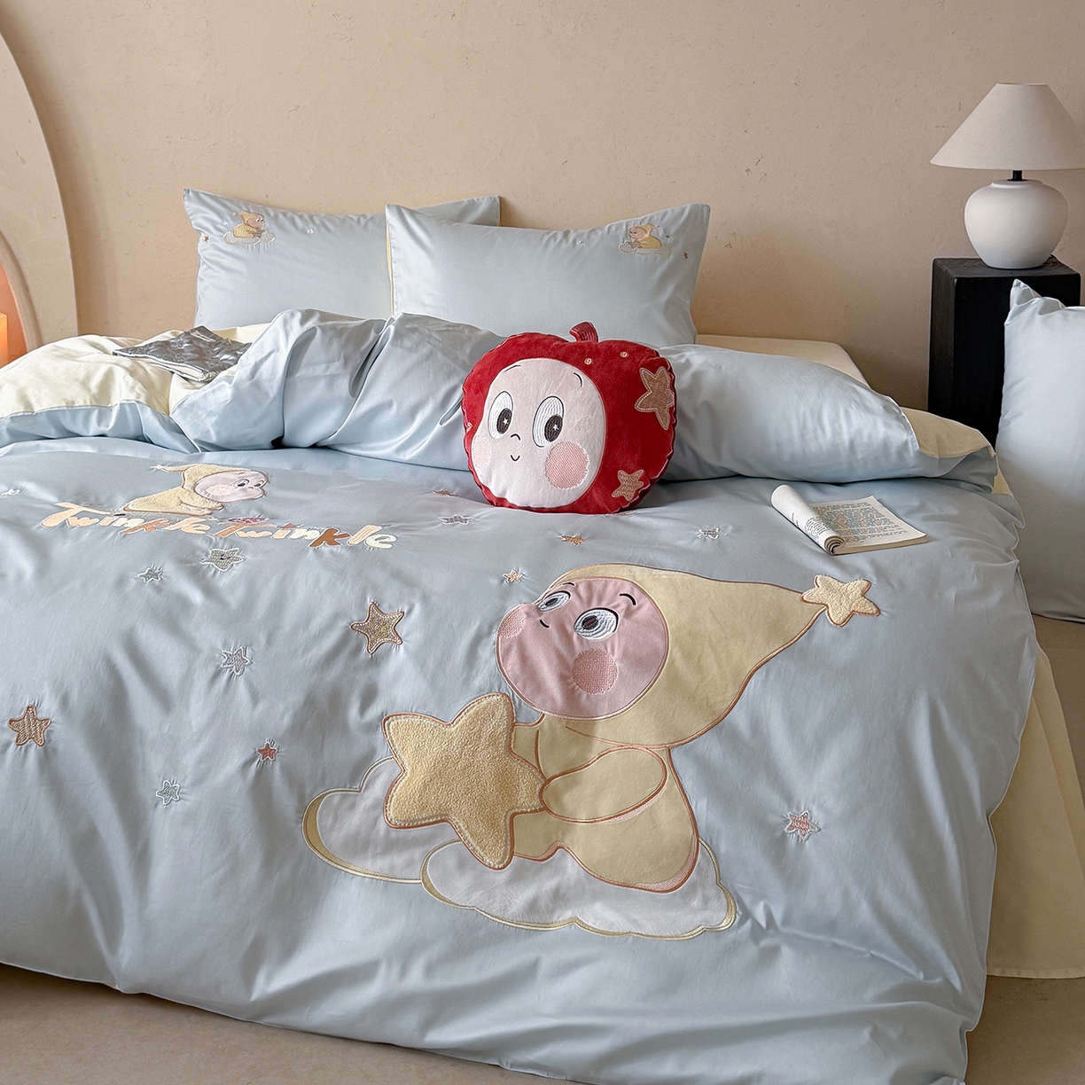 91家纺网 家纺一手货源 找家纺 优悦生活馆 2026新款全棉贴布绣四件套-萌萌星人 萌萌星人-蓝