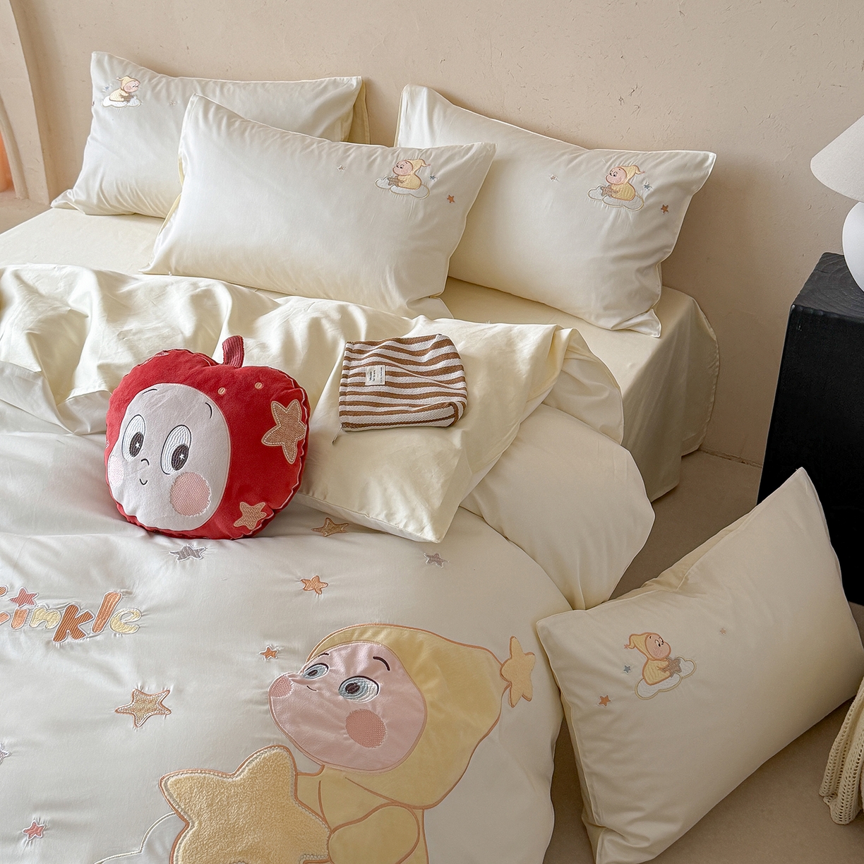 91家纺网 家纺一手货源 找家纺 优悦生活馆 2026新款全棉贴布绣四件套-萌萌星人 萌萌星人-白