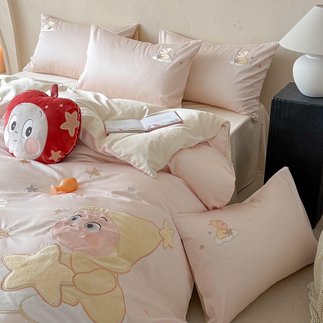 91家纺网 家纺一手货源 找家纺 优悦生活馆 2026新款全棉贴布绣四件套-萌萌星人 萌萌星人-粉