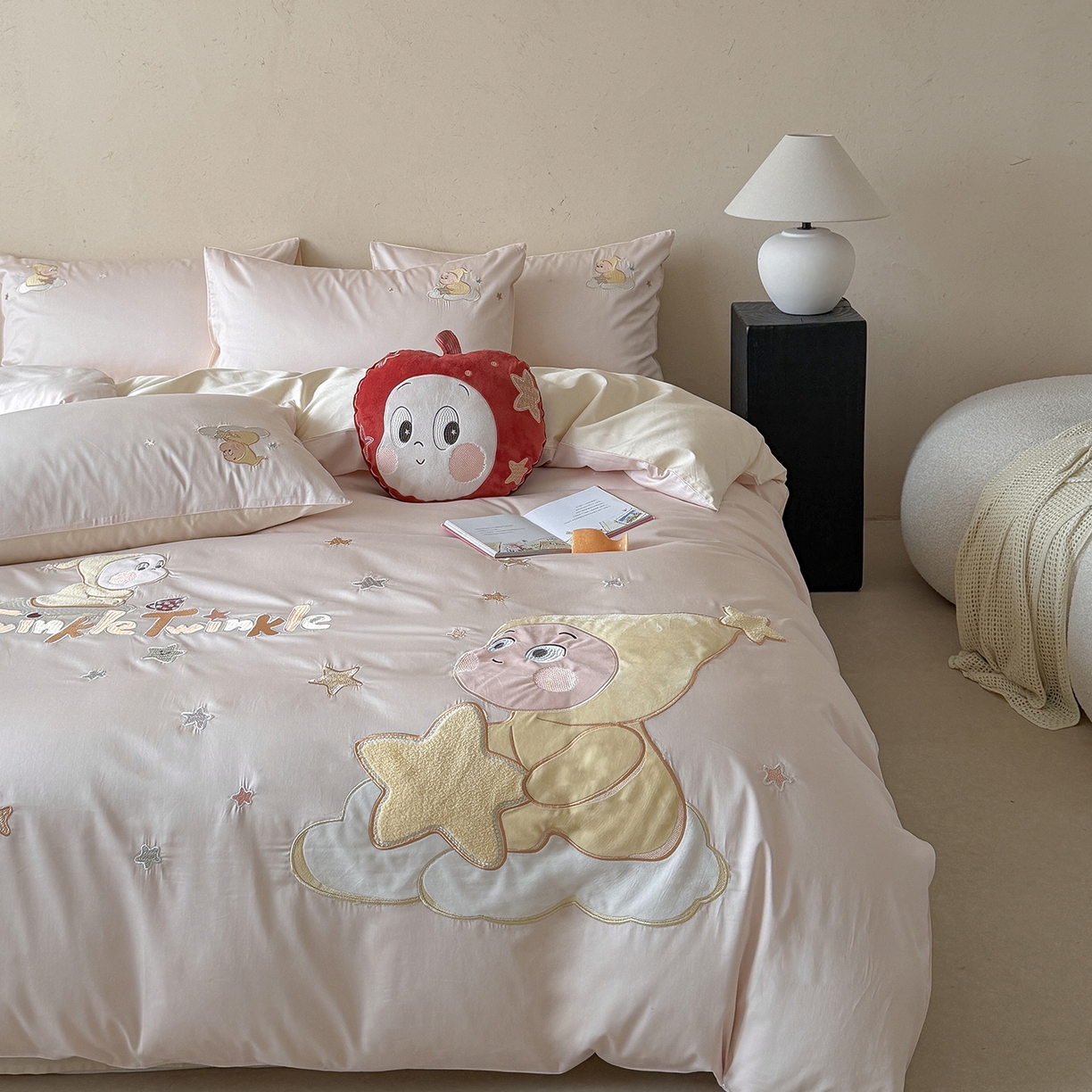 91家纺网 家纺一手货源 找家纺 优悦生活馆 2026新款全棉贴布绣四件套-萌萌星人 萌萌星人-粉