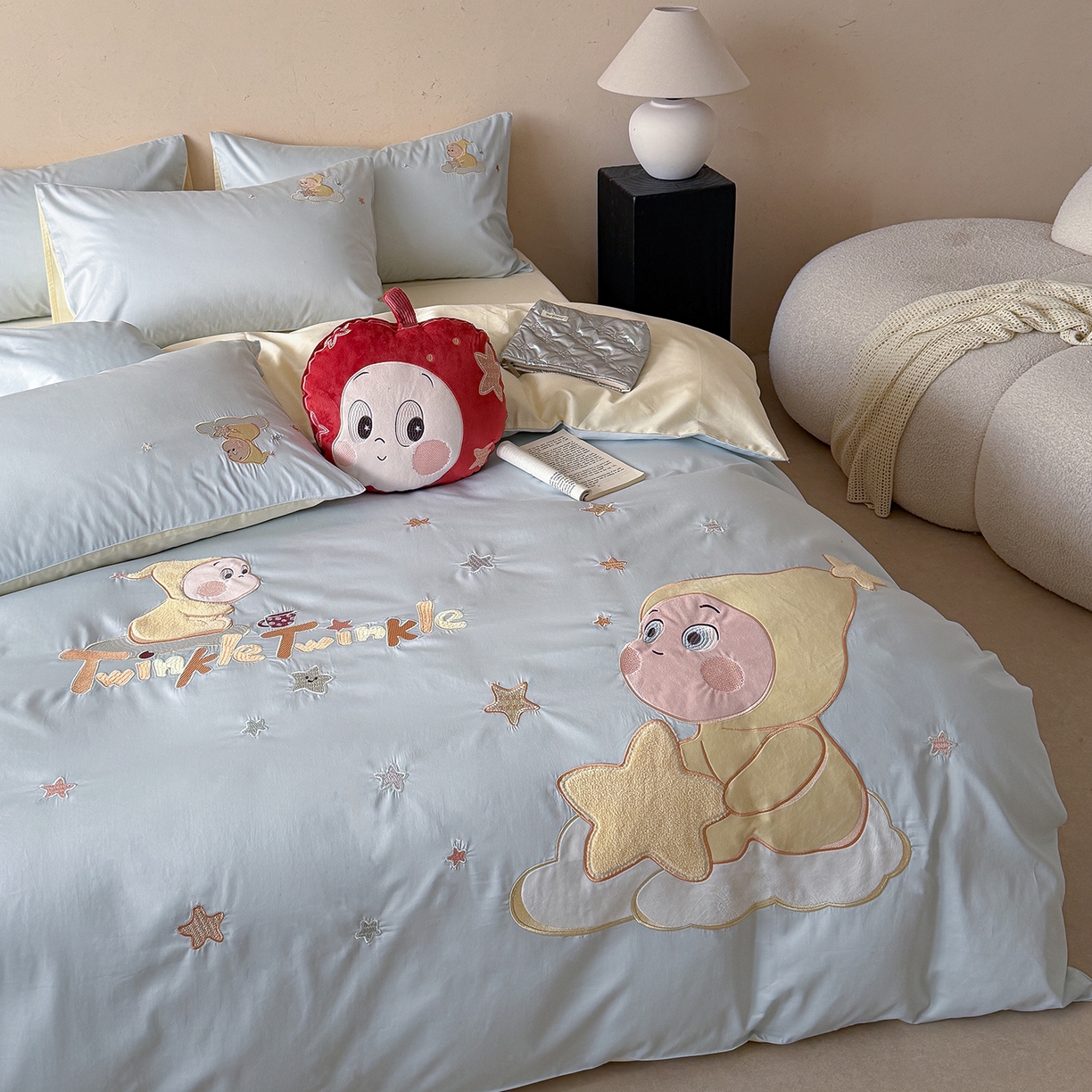 91家纺网 家纺一手货源 找家纺 优悦生活馆 2026新款全棉贴布绣四件套-萌萌星人 萌萌星人-蓝