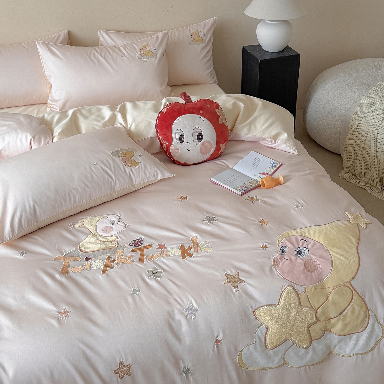 91家纺网 家纺一手货源 找家纺 优悦生活馆 2026新款全棉贴布绣四件套-萌萌星人 萌萌星人-粉