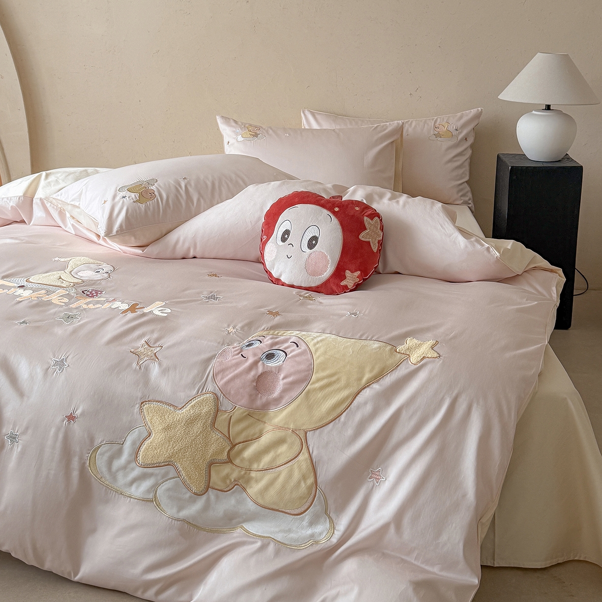 91家纺网 家纺一手货源 找家纺 优悦生活馆 2026新款全棉贴布绣四件套-萌萌星人 萌萌星人-粉