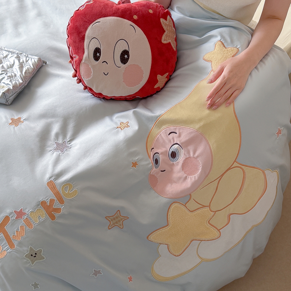 91家纺网 家纺一手货源 找家纺 优悦生活馆 2026新款全棉贴布绣四件套-萌萌星人 萌萌星人-蓝