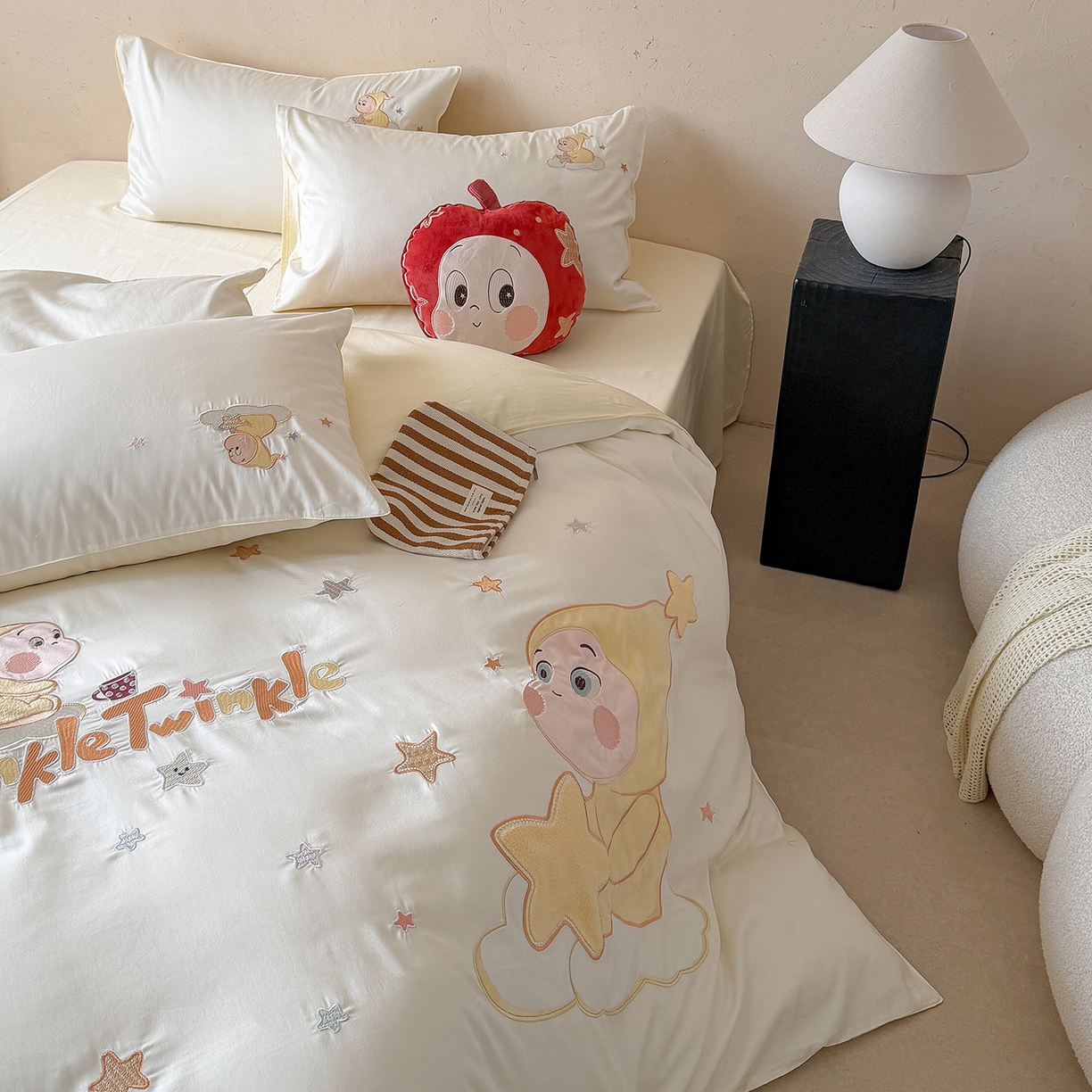 91家纺网 家纺一手货源 找家纺 优悦生活馆 2026新款全棉贴布绣四件套-萌萌星人 萌萌星人-白