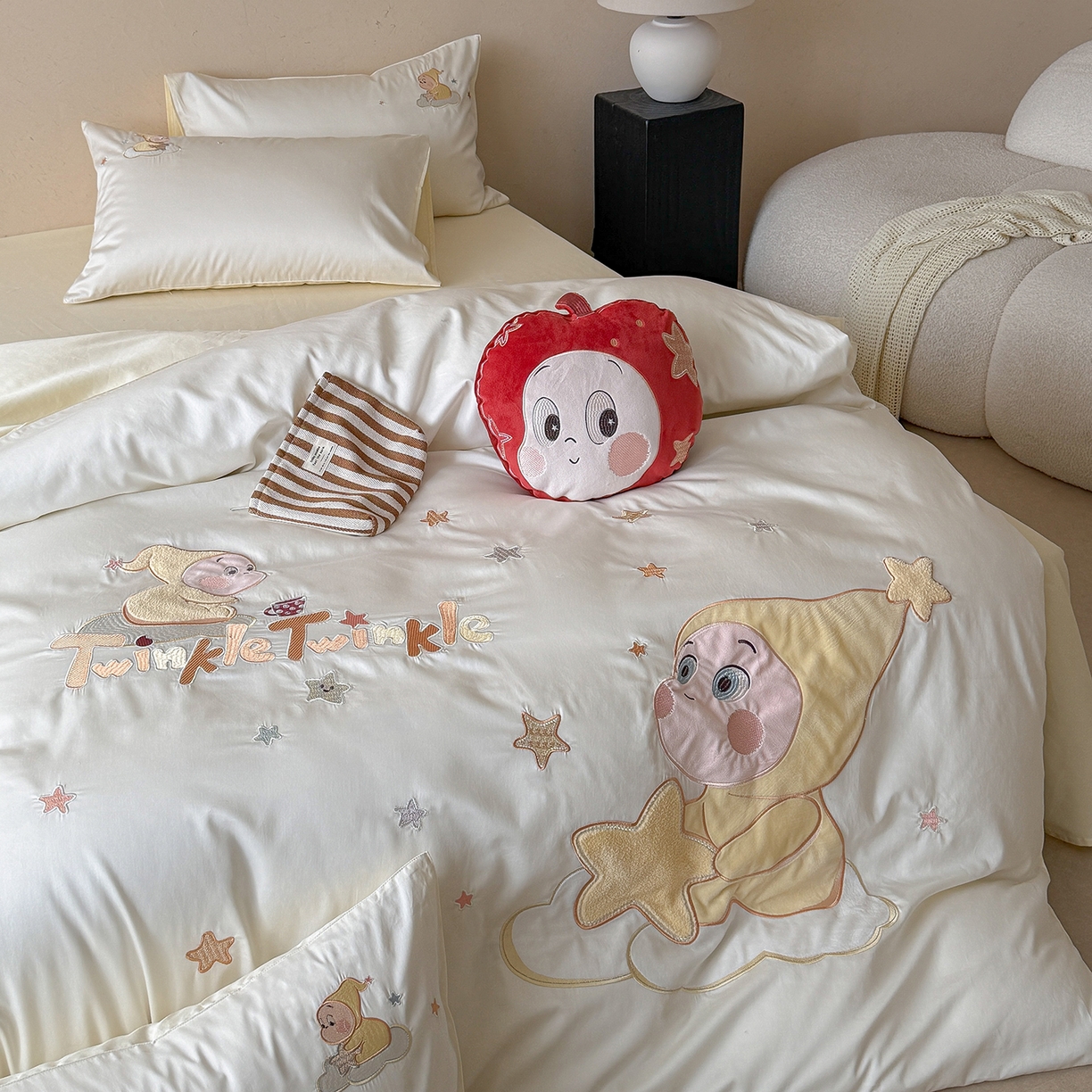 91家纺网 家纺一手货源 找家纺 优悦生活馆 2026新款全棉贴布绣四件套-萌萌星人 萌萌星人-白