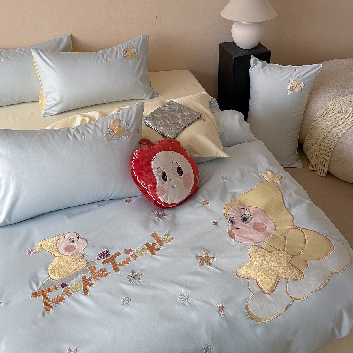 91家纺网 家纺一手货源 找家纺 优悦生活馆 2026新款全棉贴布绣四件套-萌萌星人 萌萌星人-蓝