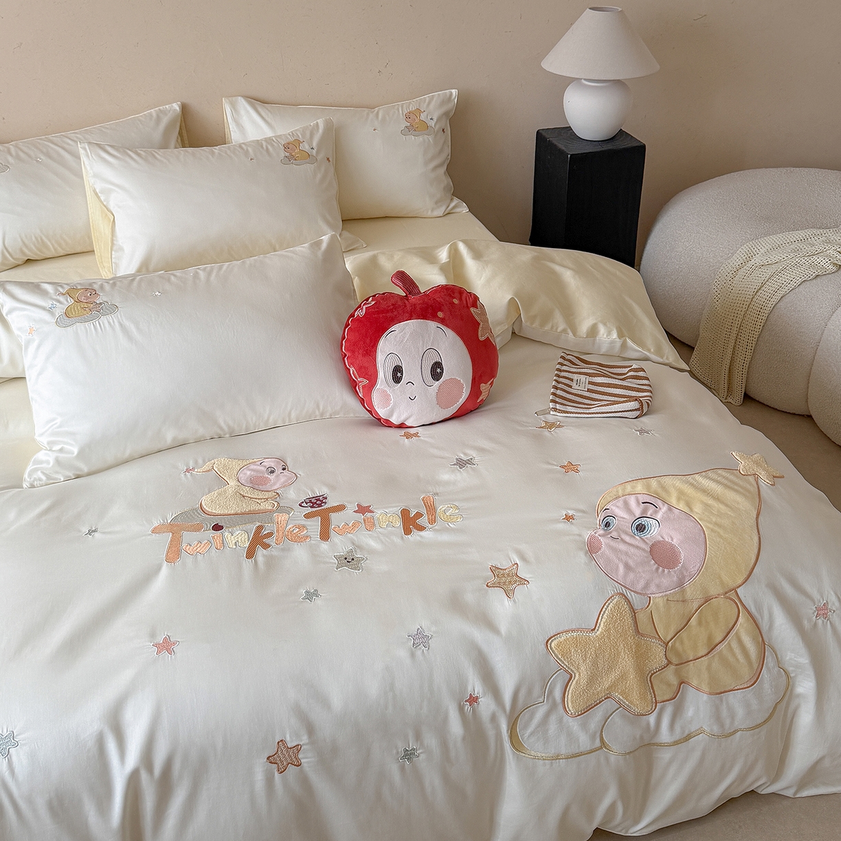 91家纺网 家纺一手货源 找家纺 优悦生活馆 2026新款全棉贴布绣四件套-萌萌星人 萌萌星人-白