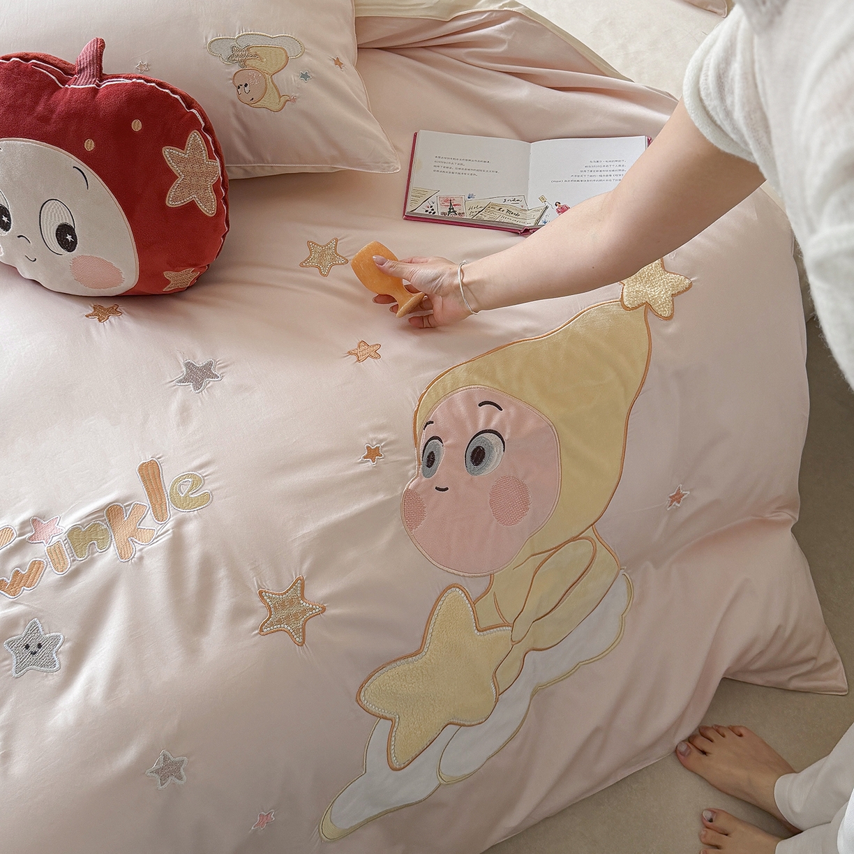 91家纺网 家纺一手货源 找家纺 优悦生活馆 2026新款全棉贴布绣四件套-萌萌星人 萌萌星人-粉