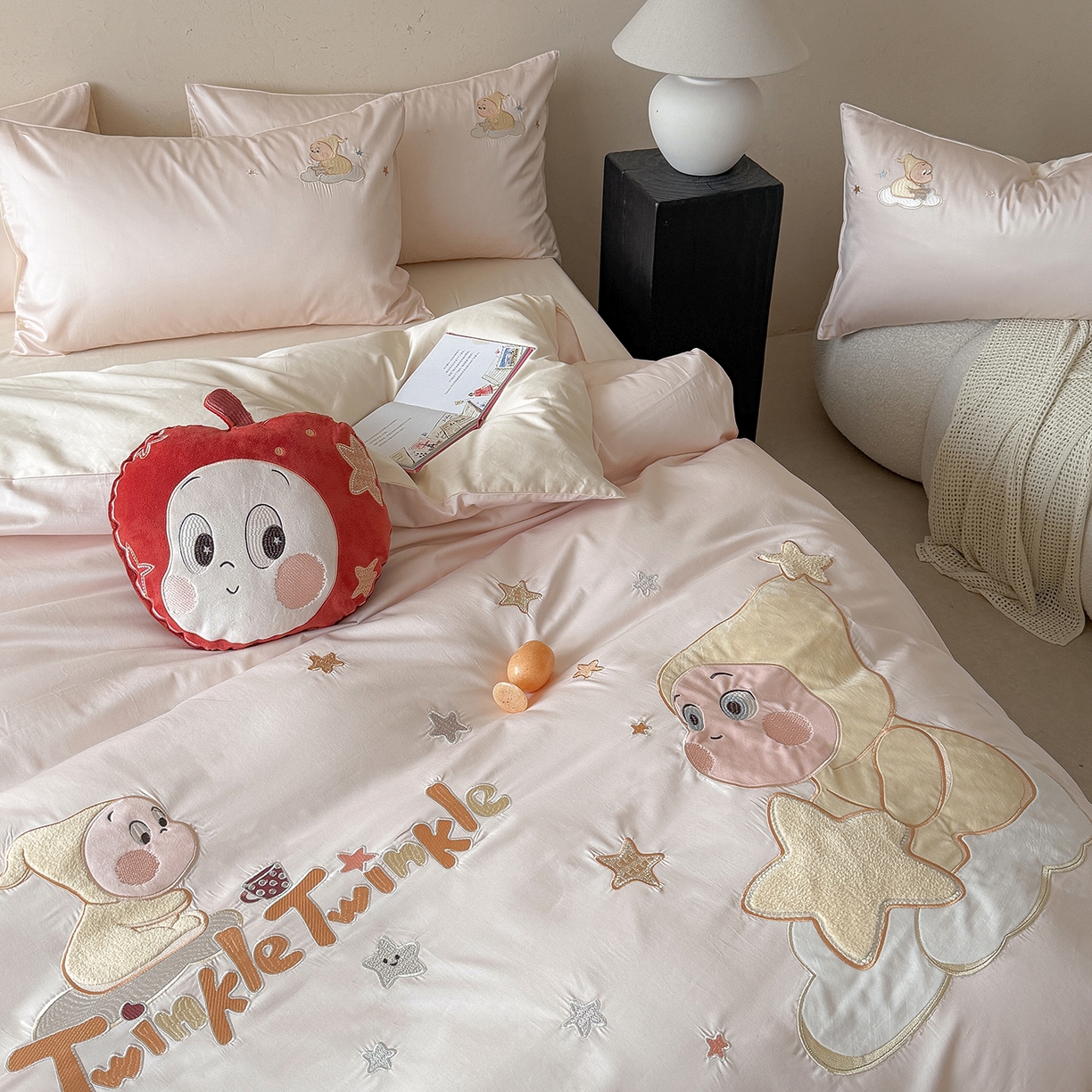 91家纺网 家纺一手货源 找家纺 优悦生活馆 2026新款全棉贴布绣四件套-萌萌星人 萌萌星人-粉