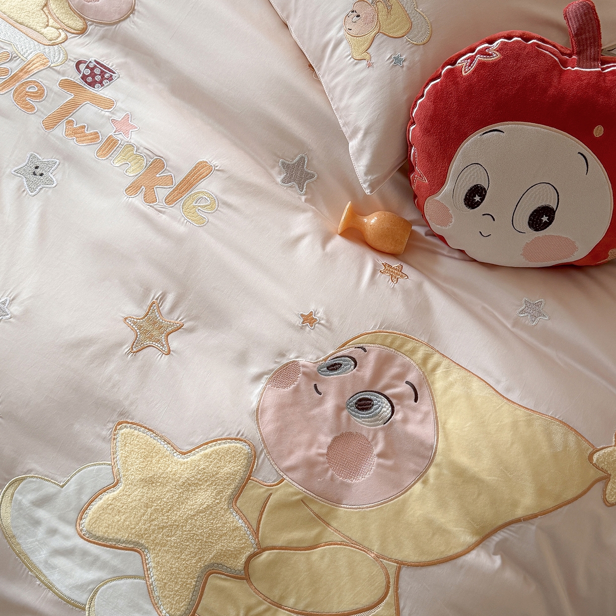 91家纺网 家纺一手货源 找家纺 优悦生活馆 2026新款全棉贴布绣四件套-萌萌星人 萌萌星人-粉