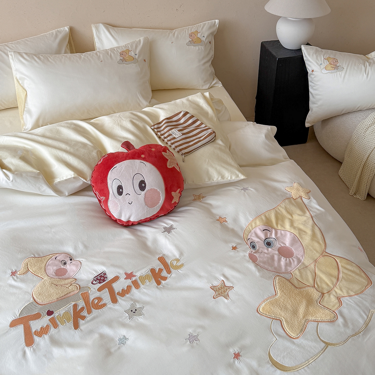 91家纺网 家纺一手货源 找家纺 优悦生活馆 2026新款全棉贴布绣四件套-萌萌星人 萌萌星人-白