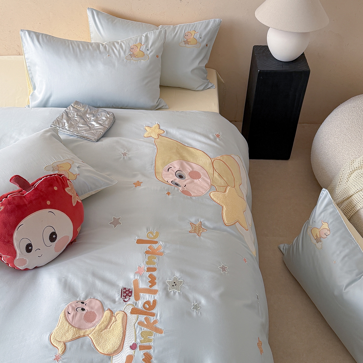 91家纺网 家纺一手货源 找家纺 优悦生活馆 2026新款全棉贴布绣四件套-萌萌星人 萌萌星人-蓝