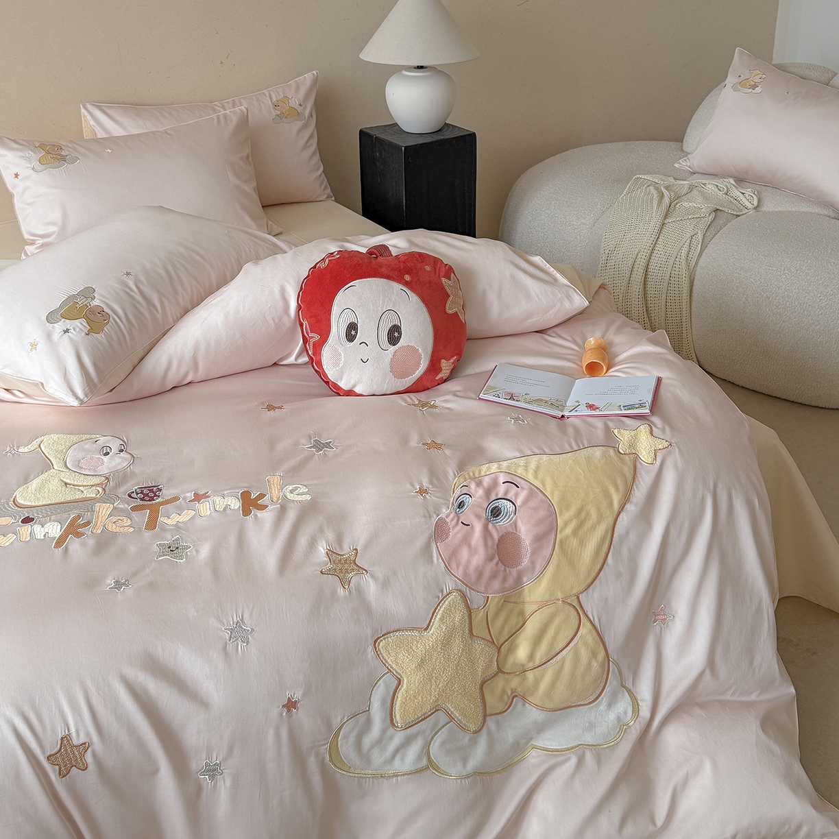 91家纺网 家纺一手货源 找家纺 优悦生活馆 2026新款全棉贴布绣四件套-萌萌星人 萌萌星人-粉