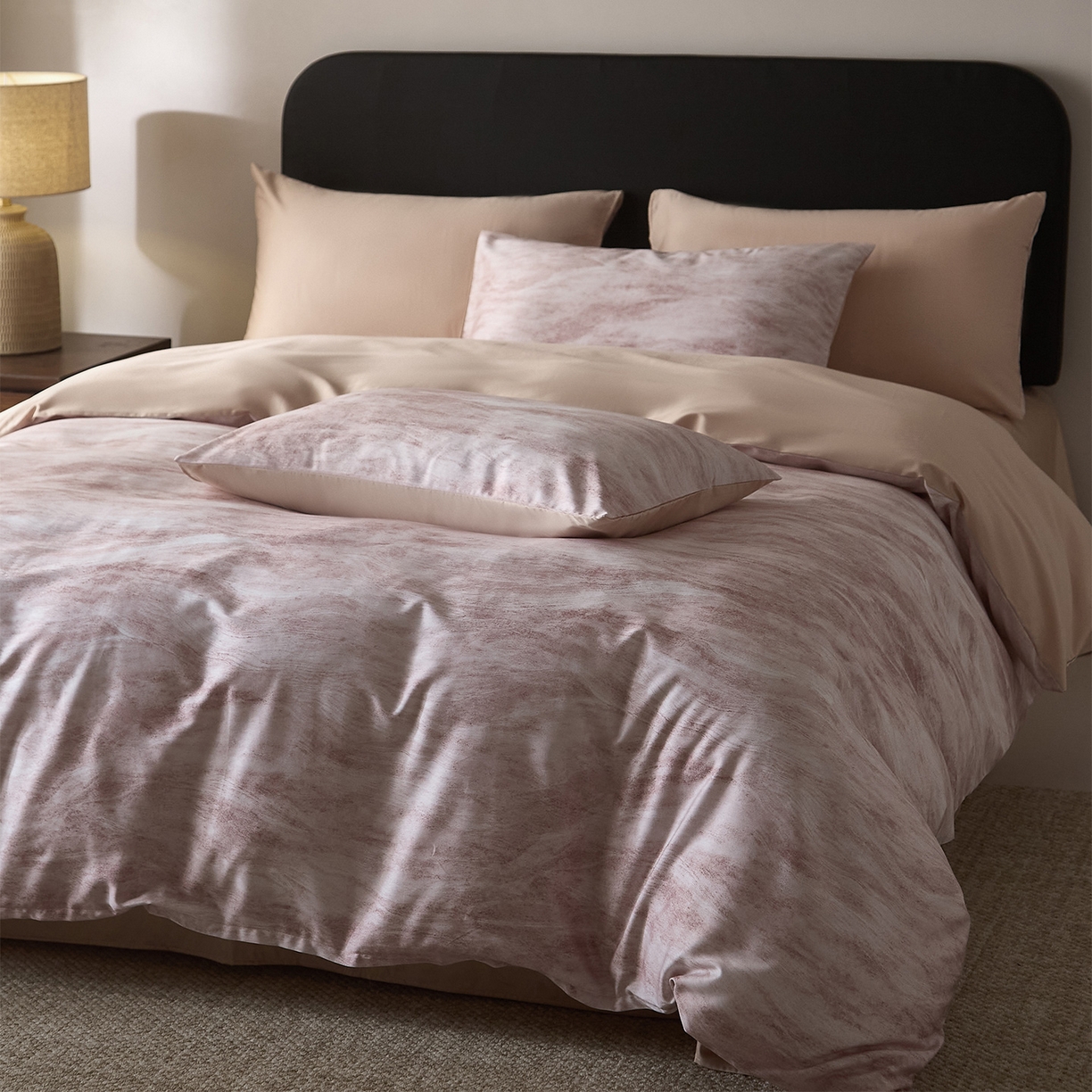 91家纺网 家纺一手货源 找家纺 ONE TWO ONE 121 【会员-20】 【控价商品】【提供买家秀】  2026新款专版数码印花100s长绒棉全棉床上用品四件套 水墨江隐-粉