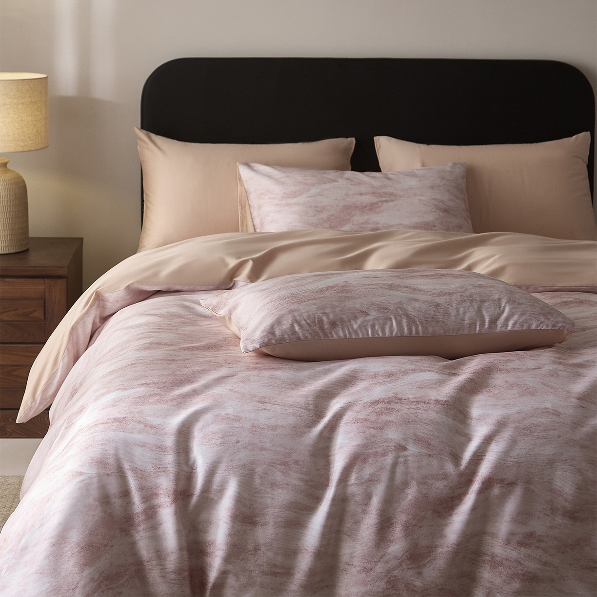 91家纺网 家纺一手货源 找家纺 ONE TWO ONE 121 【会员-20】 【控价商品】【提供买家秀】  2026新款专版数码印花100s长绒棉全棉床上用品四件套 水墨江隐-粉