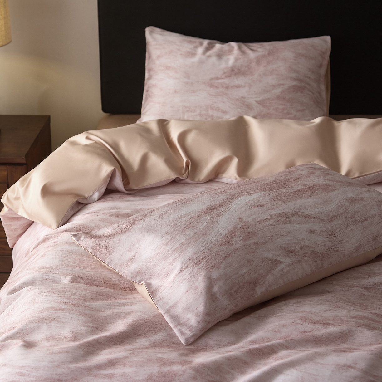 91家纺网 家纺一手货源 找家纺 ONE TWO ONE 121 【会员-20】 【控价商品】【提供买家秀】  2026新款专版数码印花100s长绒棉全棉床上用品四件套 水墨江隐-粉