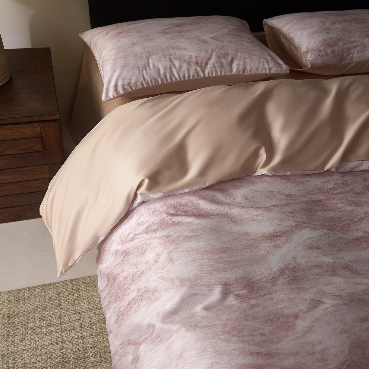 91家纺网 家纺一手货源 找家纺 ONE TWO ONE 121 【会员-20】 【控价商品】【提供买家秀】  2026新款专版数码印花100s长绒棉全棉床上用品四件套 水墨江隐-粉