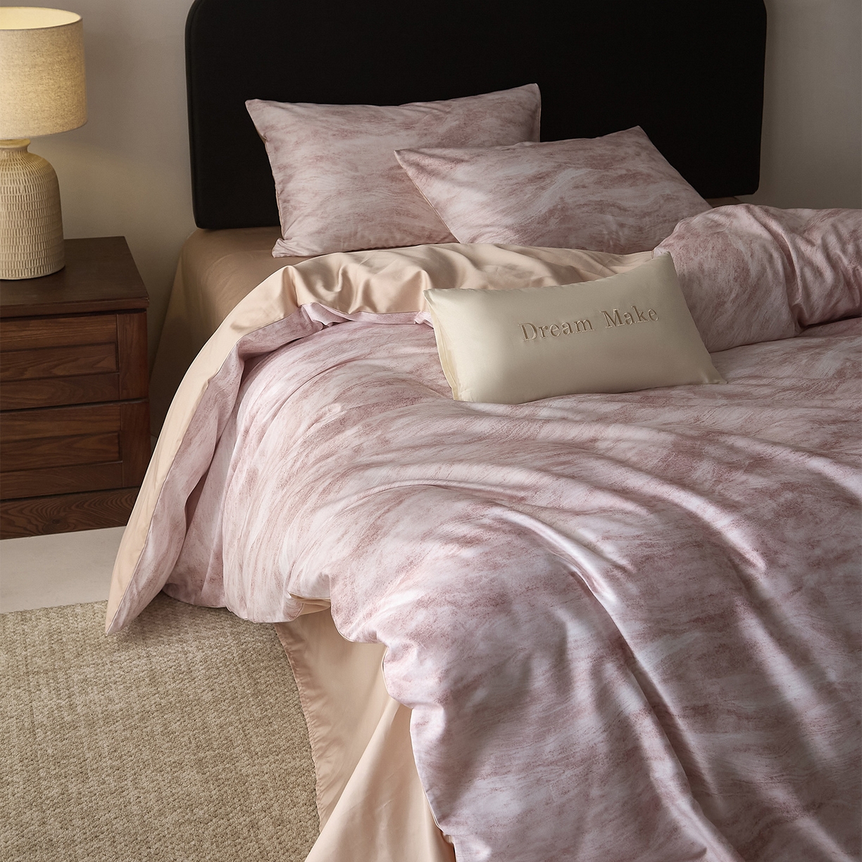 91家纺网 家纺一手货源 找家纺 ONE TWO ONE 121 【会员-20】 【控价商品】【提供买家秀】  2026新款专版数码印花100s长绒棉全棉床上用品四件套 水墨江隐-粉