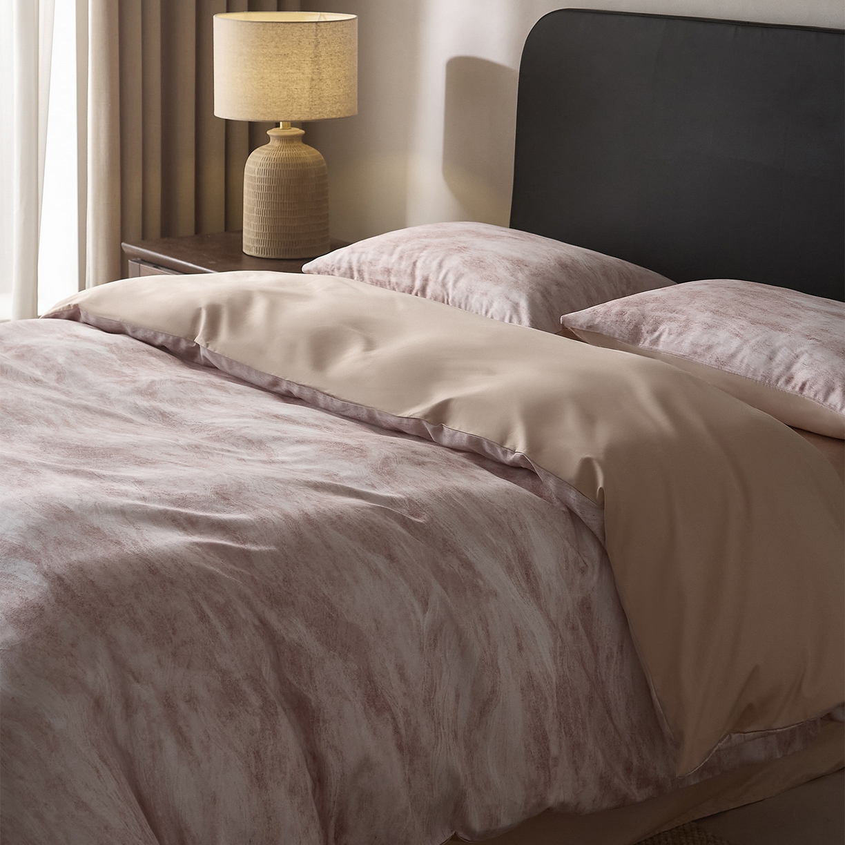 91家纺网 家纺一手货源 找家纺 ONE TWO ONE 121 【会员-20】 【控价商品】【提供买家秀】  2026新款专版数码印花100s长绒棉全棉床上用品四件套 水墨江隐-粉