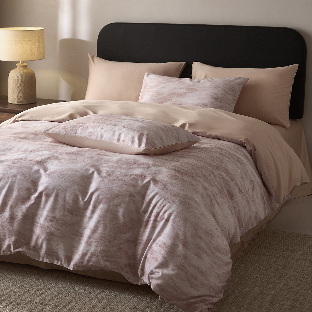 91家纺网 家纺一手货源 找家纺 ONE TWO ONE 121 【会员-20】 【控价商品】【提供买家秀】  2026新款专版数码印花100s长绒棉全棉床上用品四件套 水墨江隐-粉