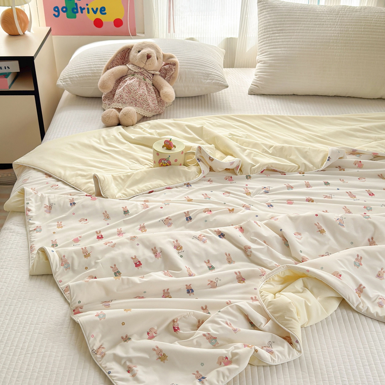 91家纺网 家纺一手货源 找家纺 亿梵家居 2026新款锦氨印花凉感夏被 欢乐小兔